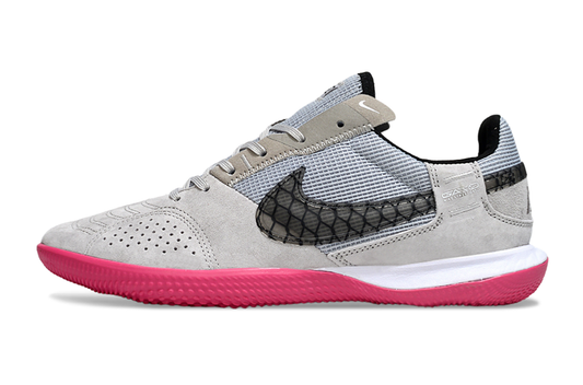 Tenis de Fútbol Nike Street Gato - Gris Claro, Negro con Patrón de Escamas/Rejilla y Suela Fucsia (Césped Interior / Futsal)