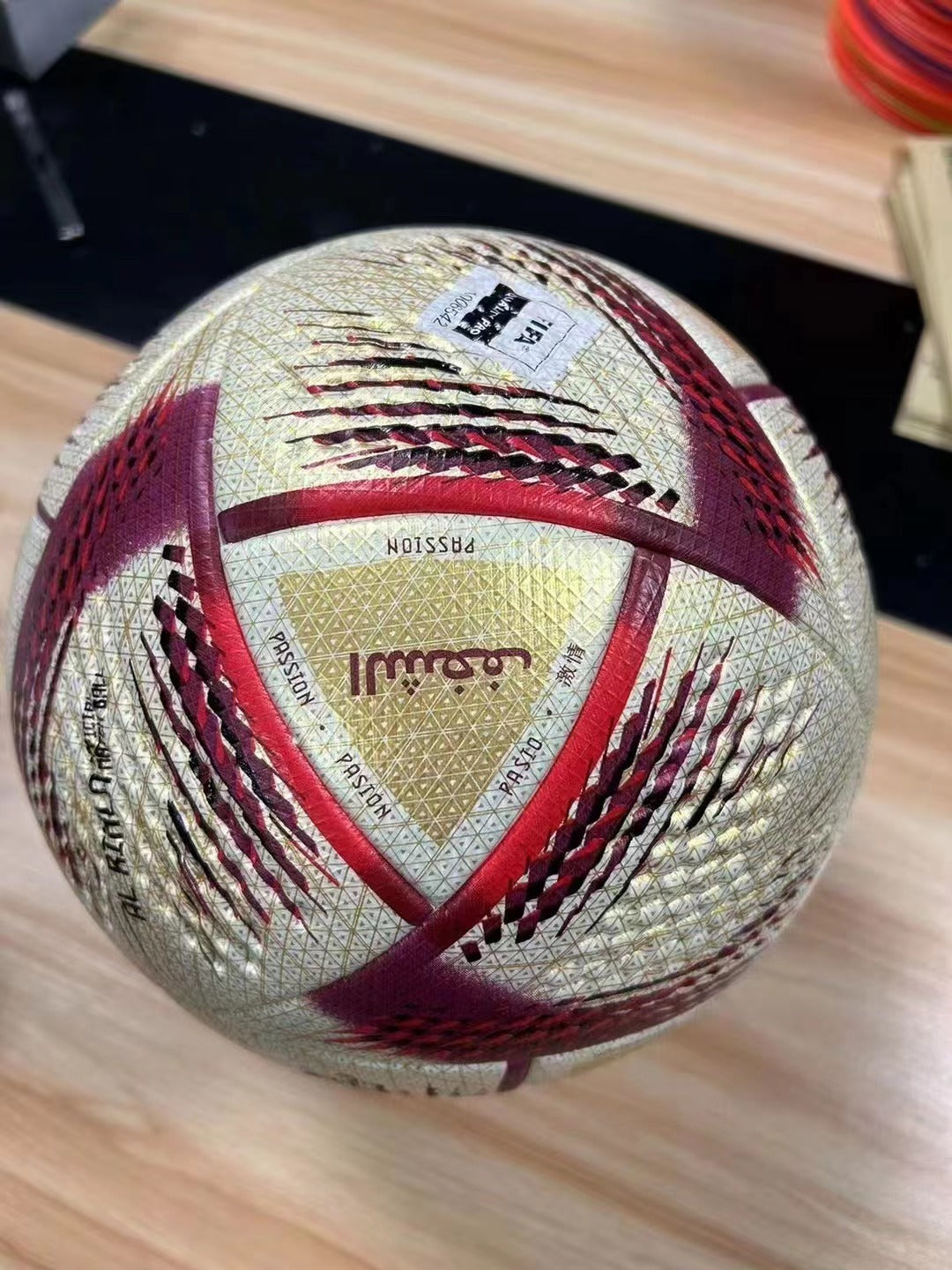 Balón Adidas Al Rihla FIFA World Cup Qatar 2022 (Blanco, Dorado y Vinotinto)