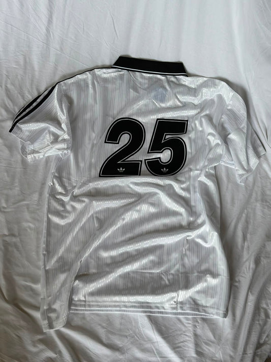 Camiseta Adidas X Oasis Blanca con Negro