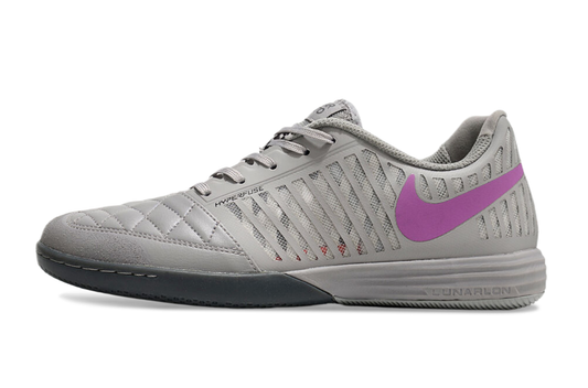 Tenis de Fútbol Nike Lunar Gato II - Gris con Swoosh Morado y Suela Gris y Negra (Césped Interior / Futsal)