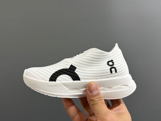 Tenis Deportivos On Running CloudTec - Blanco y Negro Monocromático (Niño)
