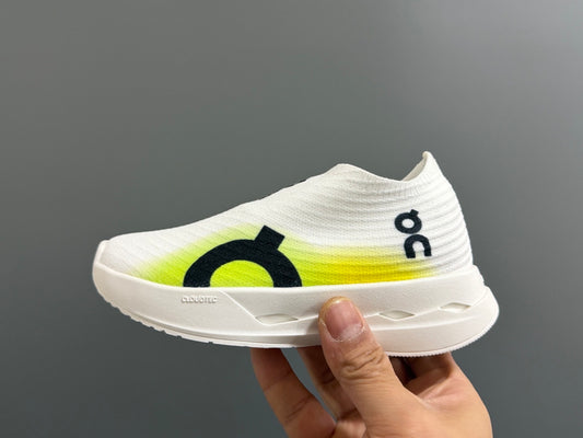 Tenis Deportivos On Running CloudTec - Blanco, Amarillo y Negro (Niño)