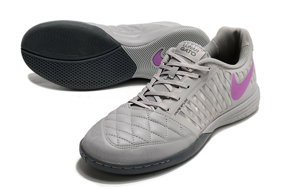 Tenis de Fútbol Nike Lunar Gato II - Gris con Swoosh Morado y Suela Gris y Negra (Césped Interior / Futsal)