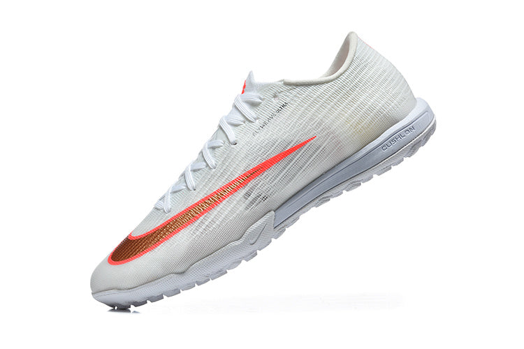 Tenis de Fútbol Nike Mercurial Vapor Academy TF - Blanco, Naranja y Dorado (Sintético / Turf)