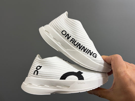 Tenis Deportivos On Running CloudTec - Blanco y Negro Monocromático (Niño)