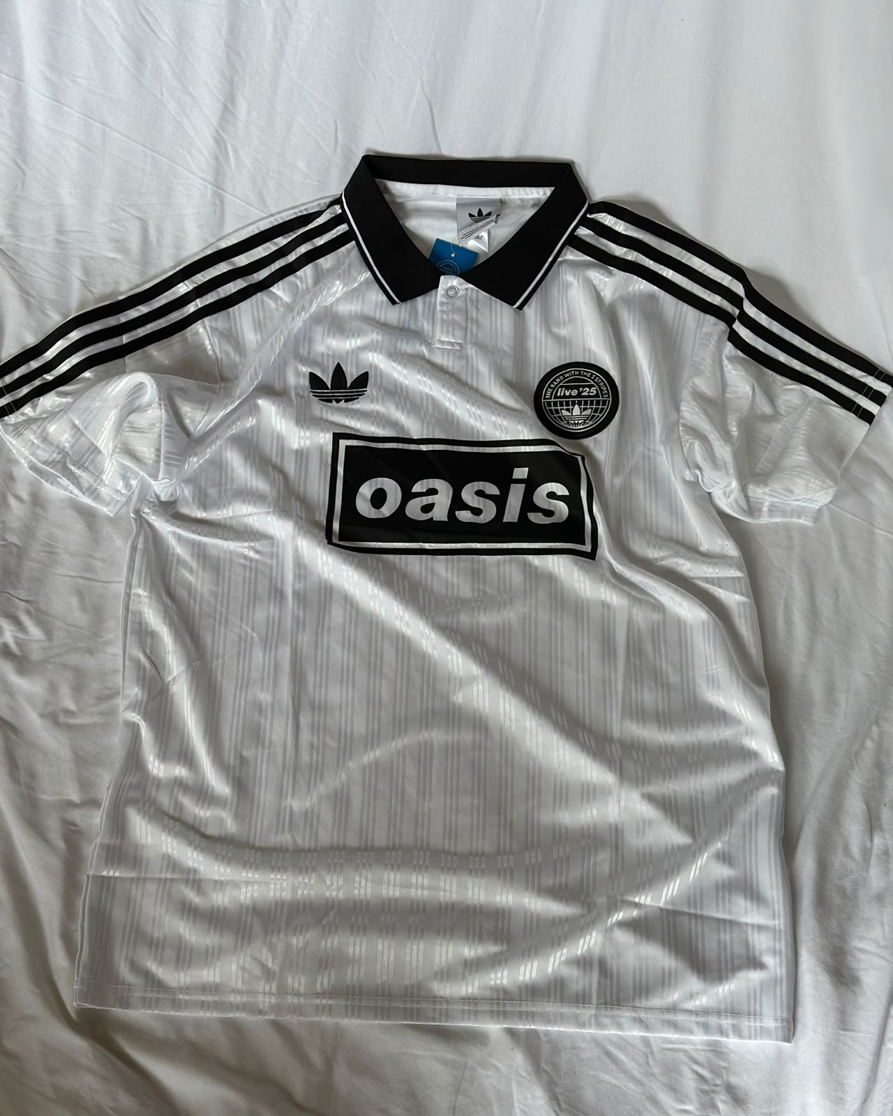 Camiseta Adidas X Oasis Blanca con Negro