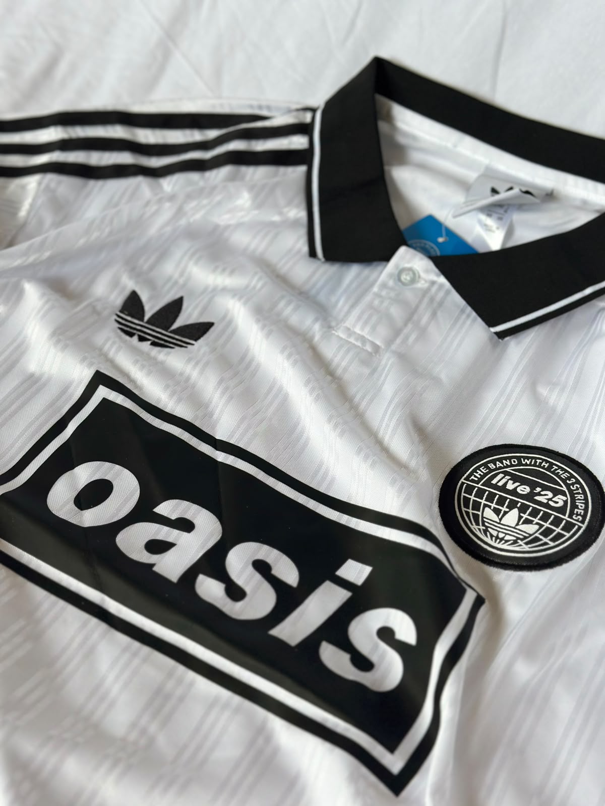 Camiseta Adidas X Oasis Blanca con Negro