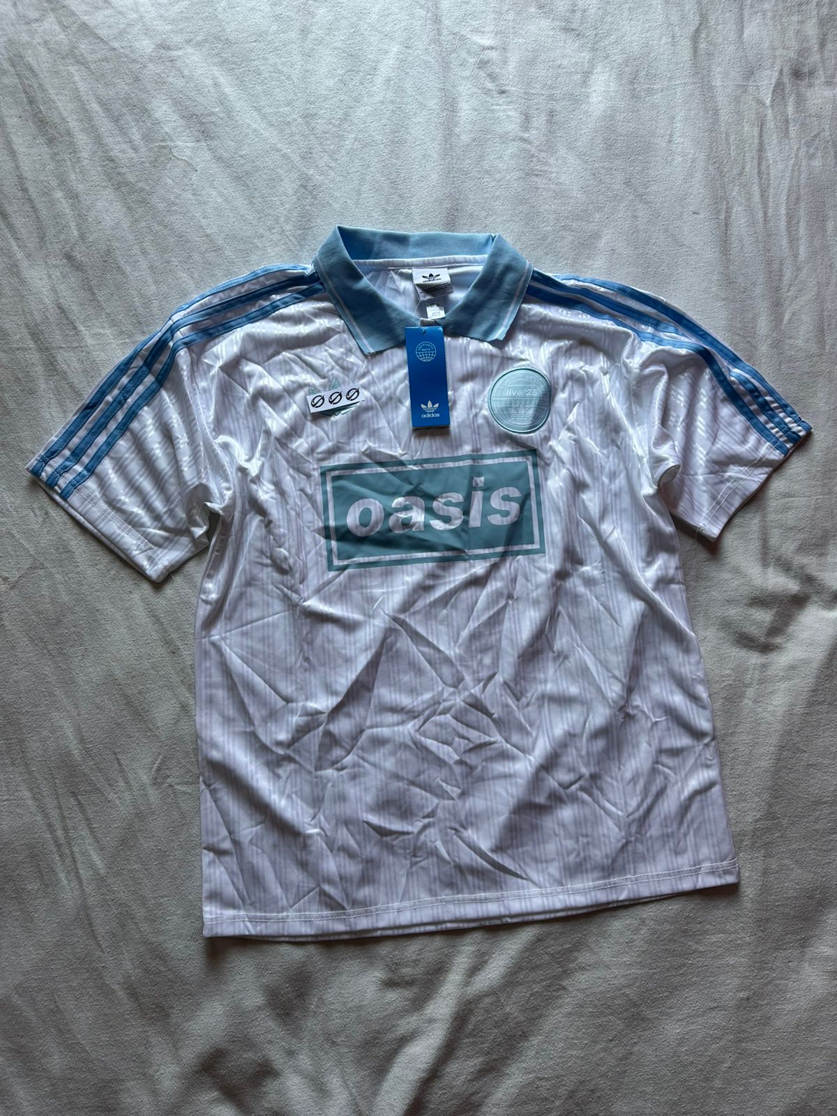 Camiseta Adidas X Oasis Blanca con Celeste