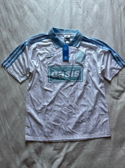 Camiseta Adidas X Oasis Blanca con Celeste