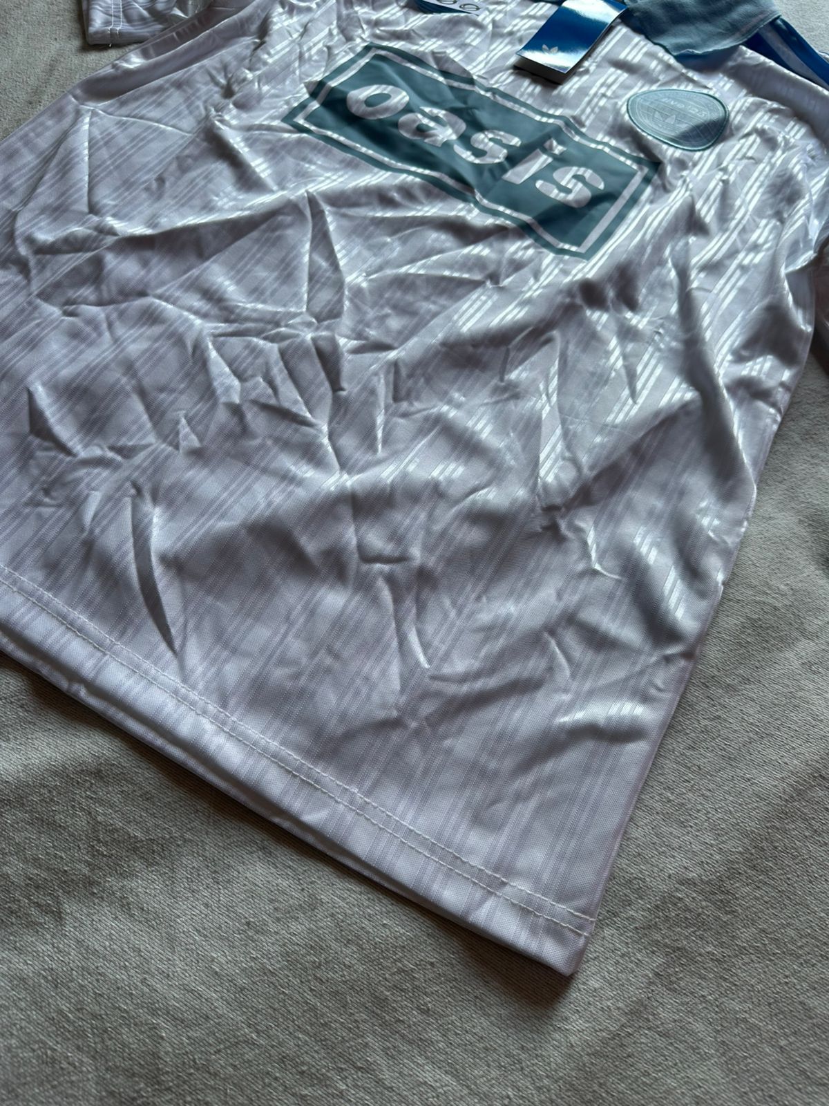 Camiseta Adidas X Oasis Blanca con Celeste