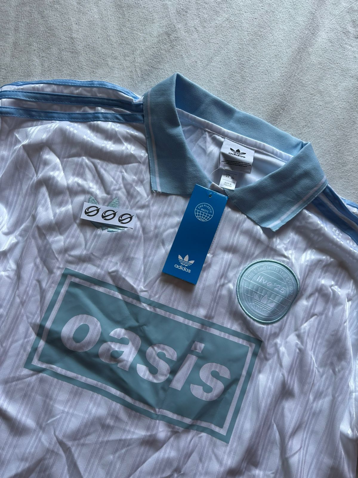 Camiseta Adidas X Oasis Blanca con Celeste