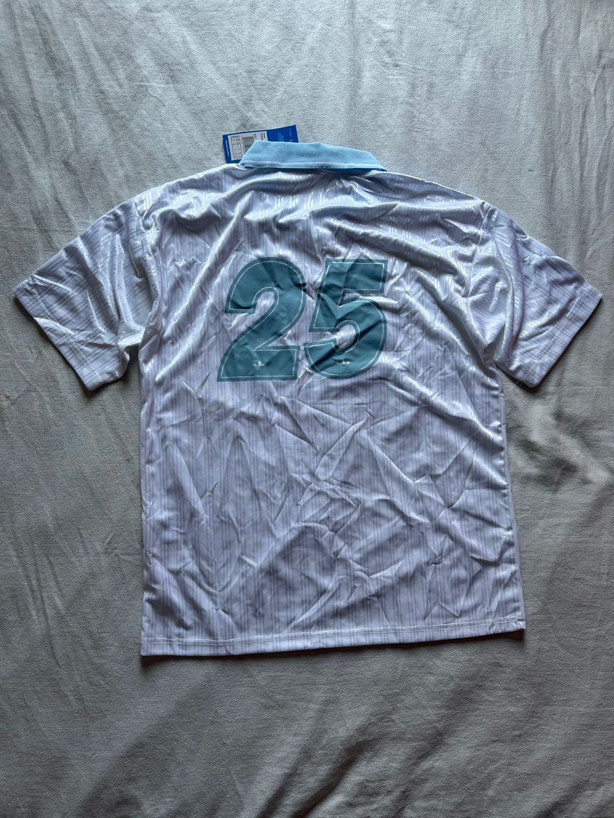 Camiseta Adidas X Oasis Blanca con Celeste