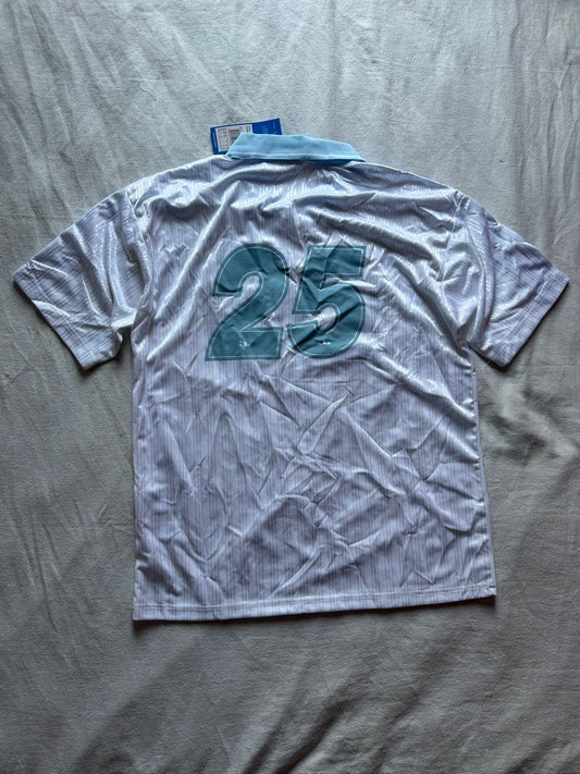 Camiseta Adidas X Oasis Blanca con Celeste
