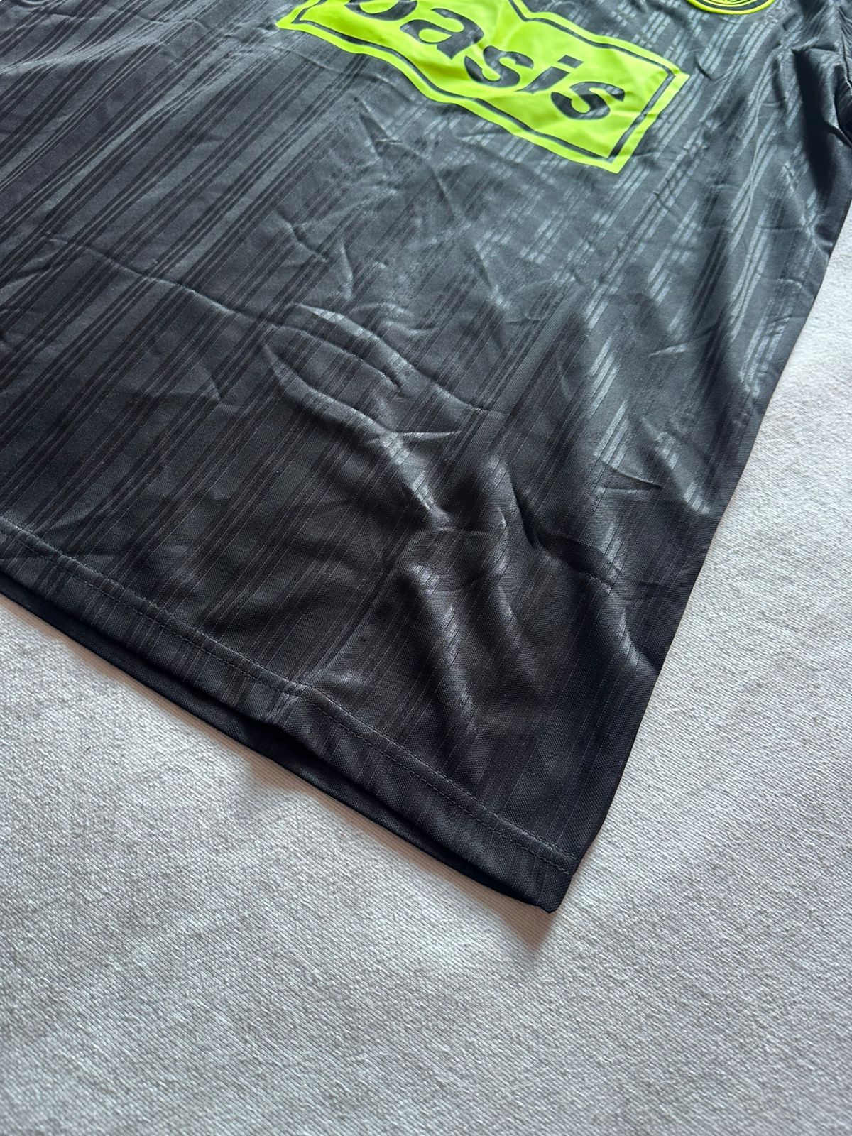 Camiseta Adidas X Oasis Negra con Amarillo Neón