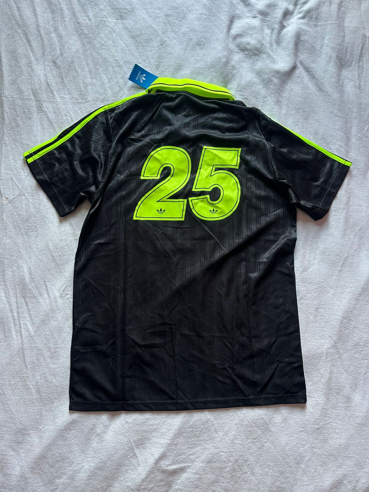 Camiseta Adidas X Oasis Negra con Amarillo Neón