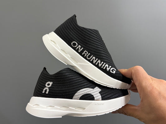 Tenis Deportivos On Running CloudTec - Negro y Blanco (Niño)