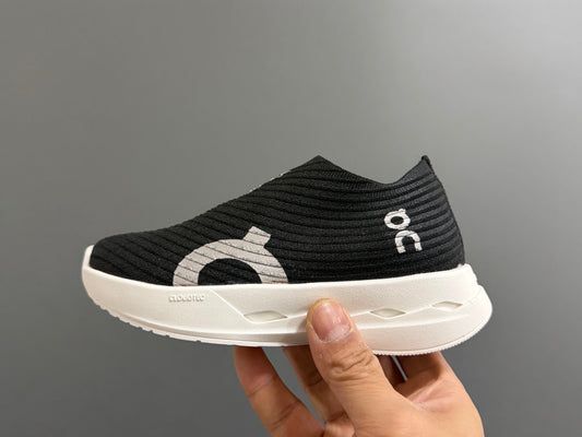 Tenis Deportivos On Running CloudTec - Negro y Blanco (Niño)