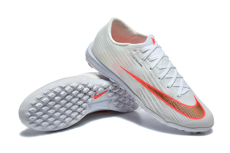 Tenis de Fútbol Nike Mercurial Vapor Academy TF - Blanco, Naranja y Dorado (Sintético / Turf)